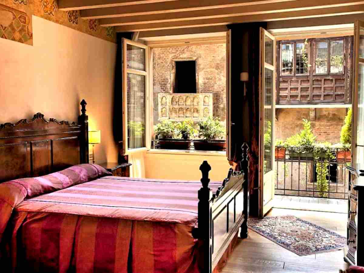 Juliet balcony hotel